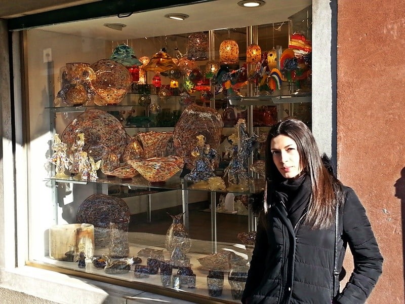 Murano'da birbirinden güzel cam işlemeleri satan dükkanlar bulunuyor. 