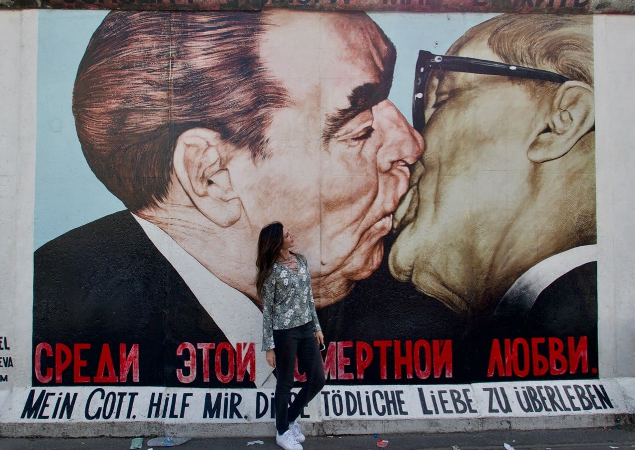 berlin duvarında öpüşen adamlar
